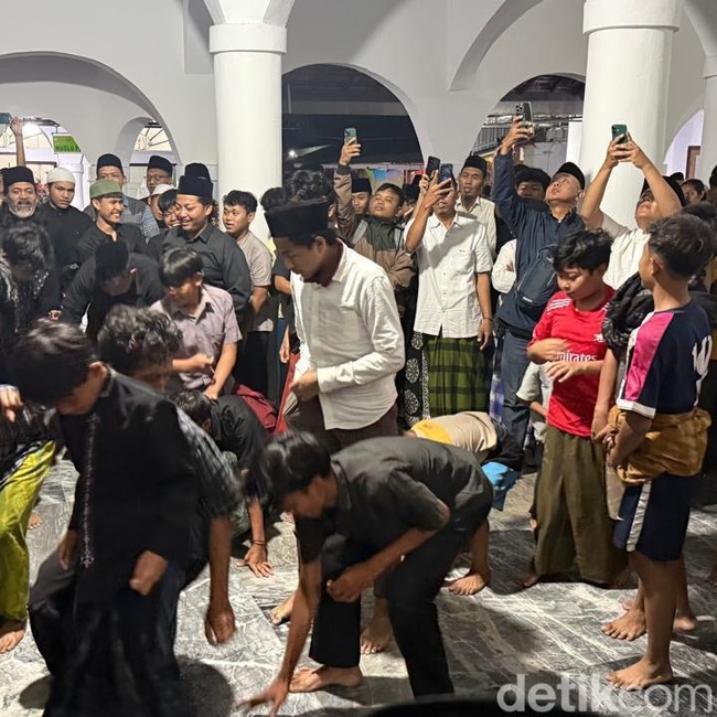 Tradisi Lempar Uang Mewarnai Peringatan Maulid Nabi di Masjid Wakaf Jamsaren