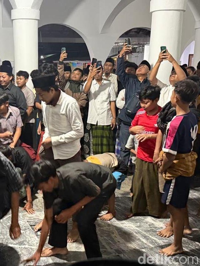 Tradisi Lempar Uang Mewarnai Peringatan Maulid Nabi di Masjid Wakaf Jamsaren