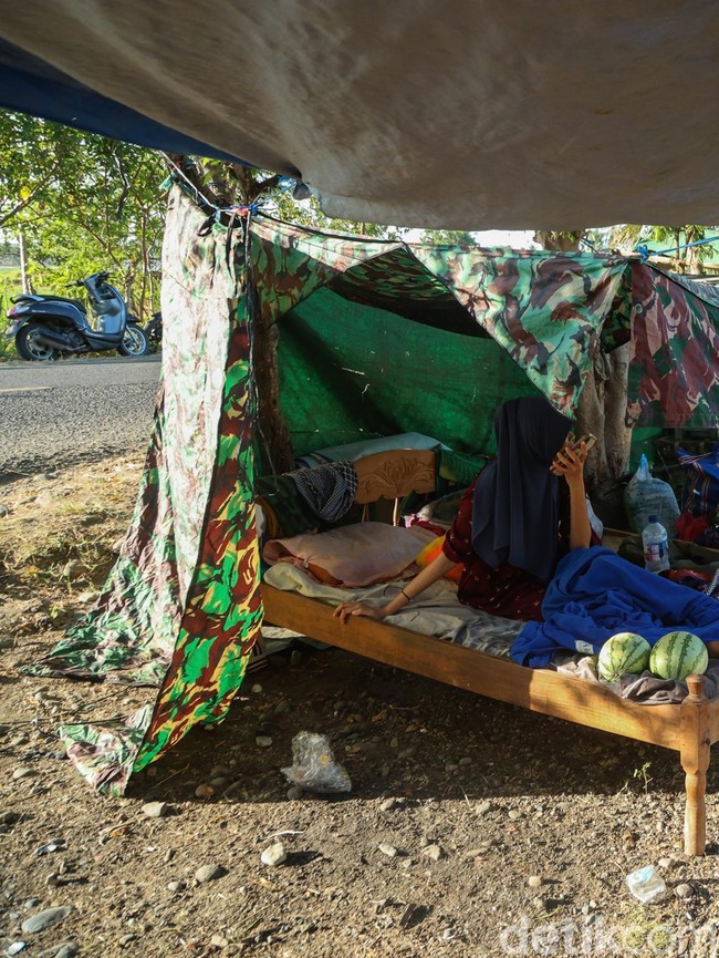 Trauma Gempa, Warga Nagekeo NTT Pilih Tidur di Tenda