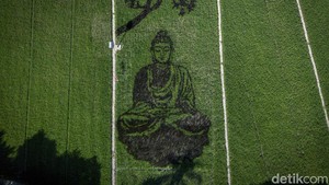 Karya tersebut memadukan seni, pertanian, kearifan lokal, dan nilai spiritual dalam semangat ecodharma. ANTARA FOTO/Aprillio Akbar 