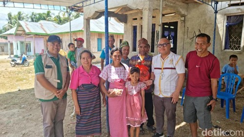 Uskup Labuan Bajo Mgr. Maksimus Regus (kemeja putih) salurkan bantuan pangan  kepada keluarga korban gempa  dan kelompok difabel di Paroki Sok Rutung, Selasa (25/8/2026).
