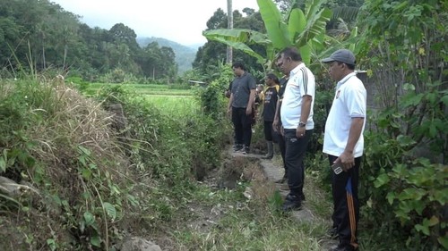 Wabup Karangasem, Pandu Prapanca Lagosa, meninjau saluran irigasi di Subak Penaban, Selasa (25/8/2026). (Dok. Pemkab Karangasem)