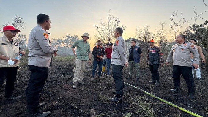 Wali Kota Samarinda, Andi Harun saat tinjau Lokasi kebakaran Lahan di Pelita 8 Sambutan. (Istimewa)