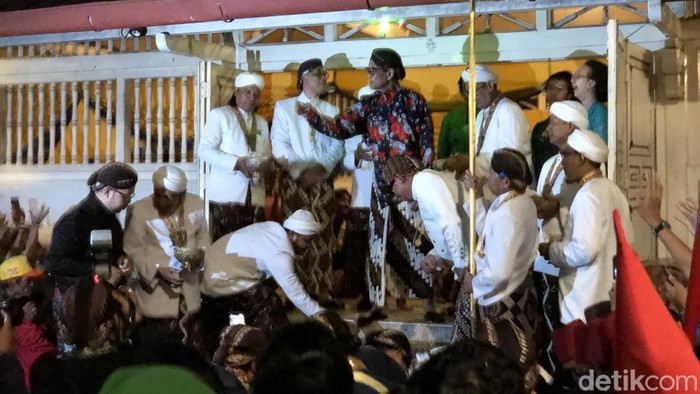 Warga berebut udhik-udhik di Pagongan Lor Kagungan Dalem Masjid Gedhe, Selasa (25/8/2026).