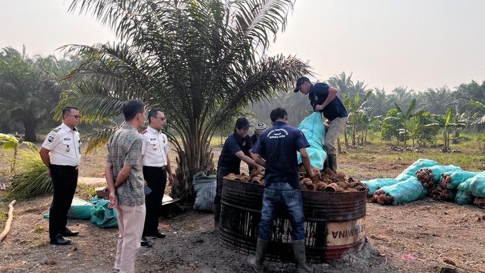 Warga binaan Lapastik Muara Sabak saat memproduksi arang batok kelapa yang tembus pasar ekspor