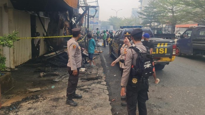 18 ruko di Pontianak Selatan hangus terbakar, api diduga berawal dari kios BBM.