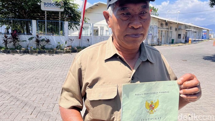 Abdul Hadi warga Licin Banyuwangi memperlihatkan sertifikat hak miliknya atas tanah seluas 6.820 meter persegi.