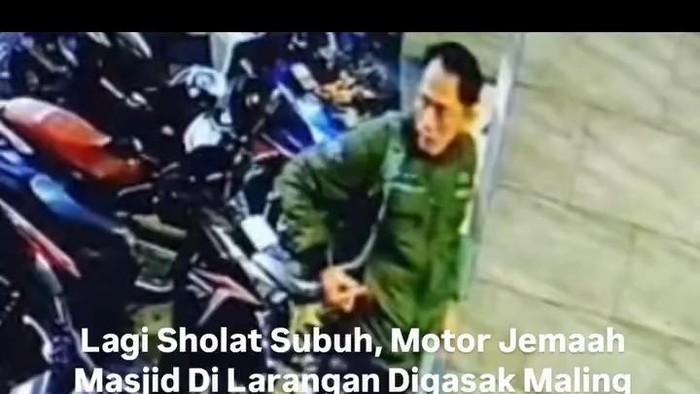 Aksi pencurian motor di parkiran masjid di Ciledug, Kota Tangerang terekam CCTV, Rabu (26/8/2026).