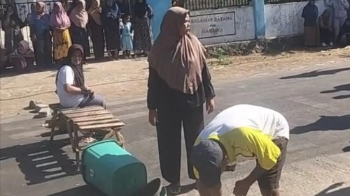 Aksi penutupan jalan di depan SDN Inpres Ngggeru, Desa Rada, Kecamatan Bolo, Kabupaten Bima, NTB, menolak pergantian Kepsek pada Rabu (26/8/2026).