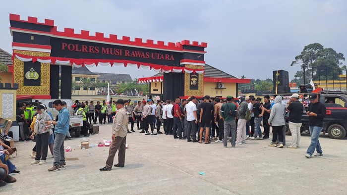 Aksi unjuk rasa terkait PETI di Polres Muratara.