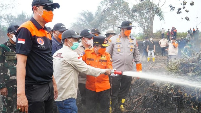 Al Haris saat ikut padamkan api di lahan gambut sebagai upaya pendinginan