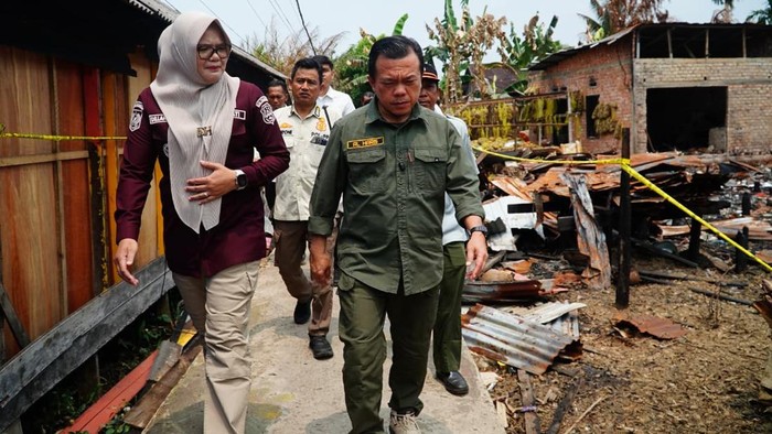Al Haris saat peninjauan rumah warga terbakar.