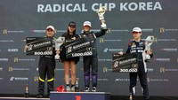 Amara Angelica mengangkat piala balapan di Korea. (Foto: dok Instagram amaraangelicaa)