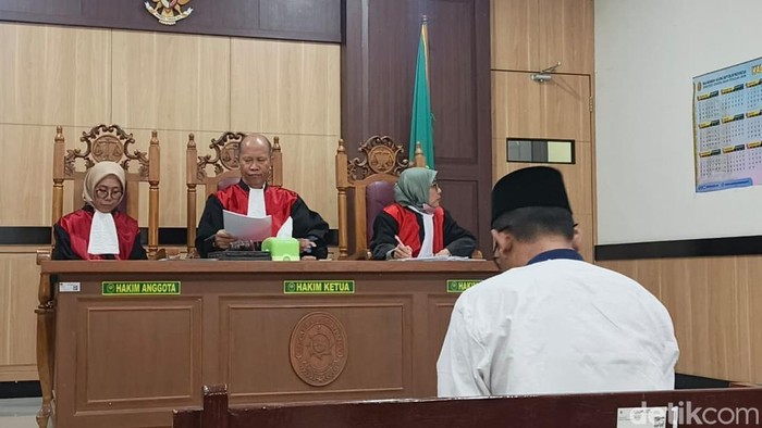 ANT dalang penipuan SK ASN Palsu saat menjalani sidang di PN Gresik