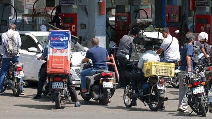 Antrean warga di salah satu SPBU di Teheran, Iran pada 25 Agustus 2026 (Foto: AFP)