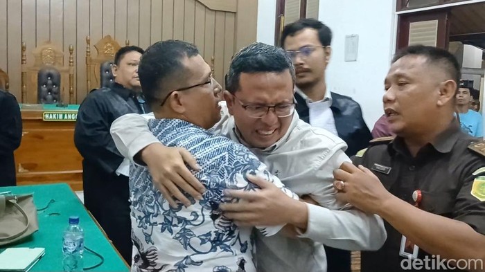 Anwar Syarif (kemeja putih) berpelukan setelah vonis bebas di Cakra 9 Pengadilan Negeri Medan, Rabu (26/8/2026) malam(Juita Sinuhaji/detikSumut)