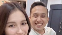 Belum lama ini, Ayu Ting Ting membagikan video bersama Kevin. Ayu Ting Ting bicara soal seandainya putus apakah Kevin mau balikan dengan mantannya.  Foto: dok TikTok Ayu Ting Ting