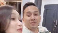 Kalau seandainya hari ini kita putus, terus kamu balik lagi ke mantan kamu atau gak? tanya Ayu Ting Ting ke Kevin Gusnadi dalam video di TikTok Ayu Ting Ting dilihat detikcom, Kamis (27/8/2026).  Foto: dok TikTok Ayu Ting Ting