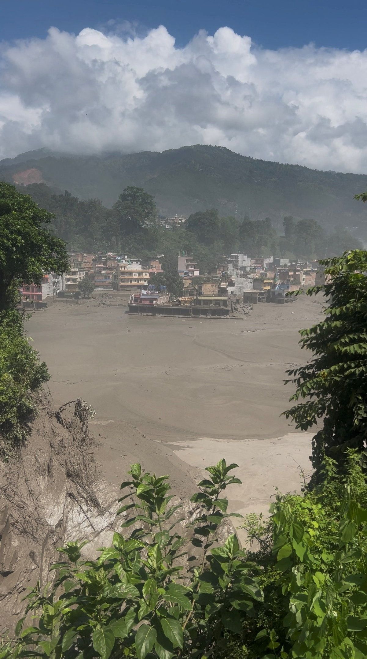 Bangunan-bangunan yang terendam sebagian di sepanjang tepi sungai akibat banjir bandang di distrik Nuwakot, Nepal, pada 26 Agustus 2026, sebagaimana terlihat dalam tangkapan layar dari video yang dirilis untuk umum. Bangunan-bangunan yang terendam sebagian di sepanjang tepi sungai akibat banjir bandang di distrik Nuwakot, Nepal, pada 26 Agustus 2026, sebagaimana terlihat dalam tangkapan layar dari video yang dirilis untuk umum. (Sujan Bagale/Handout via REUTERS)