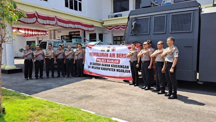 Bantuan air bersih dari Polres Nganjuk untuk warga tiga dusun, salah satunya Dusun Jomblang