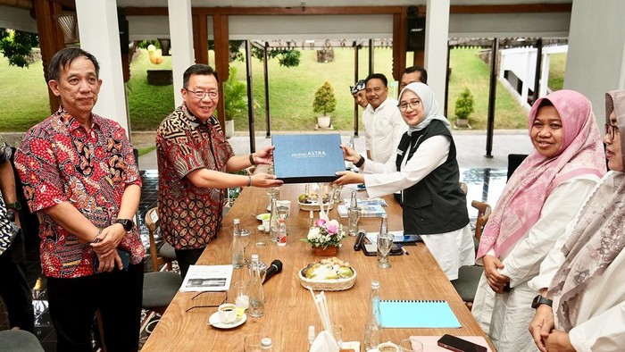 Bupati Ipuk bersama Ketua Pengurus YPA-MDR Gunawan Salim