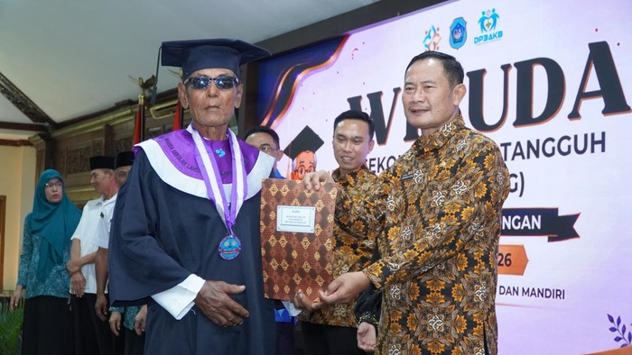 Bupati Lamongan, Yuhronur Efendi bersama salah satu peserta wisuda