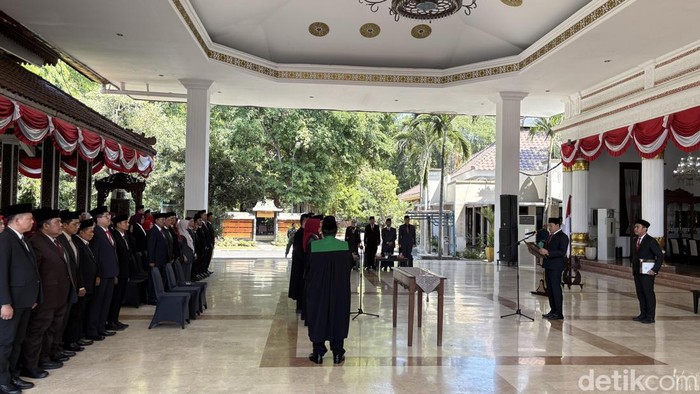 Bupati Subandi saat melantik pejabat di lingkungan Pemkab Sidoarjo.