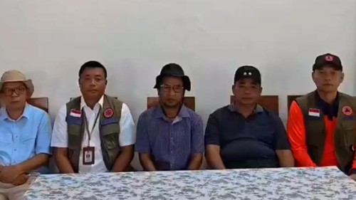 Camat Lamba Leda Utara, Kabupaten Manggarai Timur, NTT, Agus Supratman (tengah) saat menyampaikan permintaan maaf secara terbuka kepada petugas BNPB. (Istimewa).