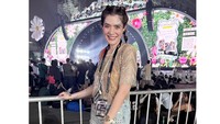 Penampilan Carissa Puteri tampak edgy dan festive dengan tatanan rambut kepang ganda, glitter makeup, serta all-access pass yang dikalungkan di lehernya. (Foto: dok Instagram carissa_puteri)