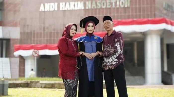 Cerita Rizka jadi lulusan terbaik IPB University.