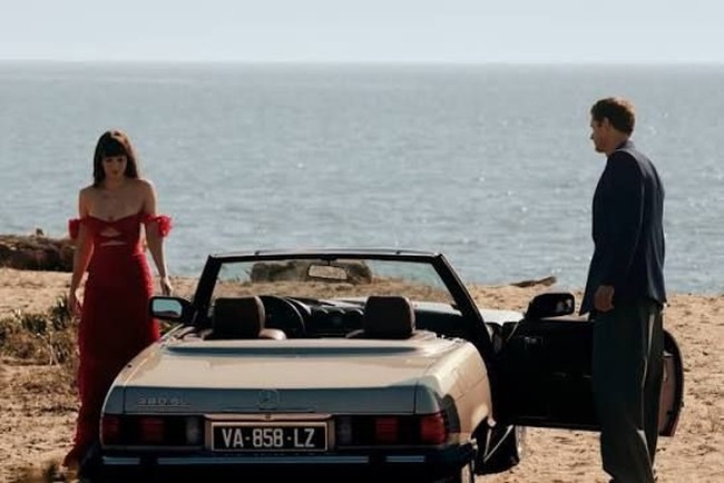 Dalam video kampanye terbaru Valentino, Johnson dan Skarsgard menghidupkan kisah romansa bertema ‘us-against-the-world.’ Video kampanye tersebut merupakan karya duet fotografer Belanda-Amerika, Inez van Lamsweerde dan Vinoodh Matadin. Foto: Dok. Valentino Beauty