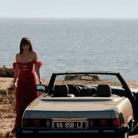 Dalam video kampanye terbaru Valentino, Johnson dan Skarsgard menghidupkan kisah romansa bertema ‘us-against-the-world.’ Video kampanye tersebut merupakan karya duet fotografer Belanda-Amerika, Inez van Lamsweerde dan Vinoodh Matadin. Foto: Dok. Valentino Beauty