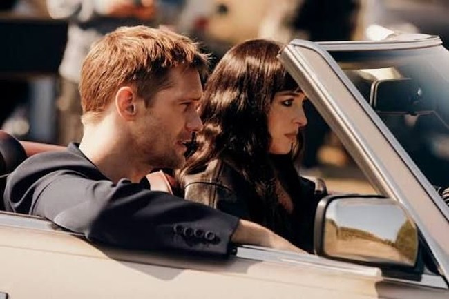 Dakota Johnson dan Alexander Skarsgard didapuk sebagai brand ambassador Valentino Beauty. Johnson dan Skarsgard pun tampil bersama untuk kampanye video parfum Valentino Vendetta yaitu Vendetta Donna dan Vendetta Uomo. Foto: Dok. Valentino Beauty