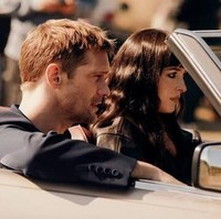 Dakota Johnson dan Alexander Skarsgard didapuk sebagai brand ambassador Valentino Beauty. Johnson dan Skarsgard pun tampil bersama untuk kampanye video parfum Valentino Vendetta yaitu Vendetta Donna dan Vendetta Uomo. Foto: Dok. Valentino Beauty