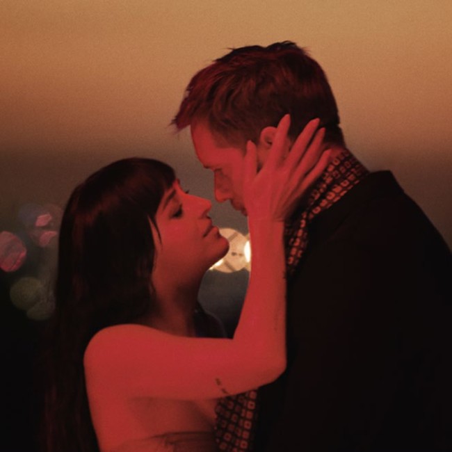 Dakota Johnson dan Alexander Skarsgard Ciuman Panas untuk Parfum Valentino
