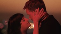 Dakota Johnson dan Alexander Skarsgard Ciuman Panas untuk Parfum Valentino
