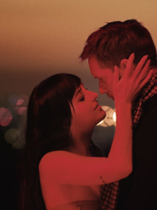 Dakota Johnson dan Alexander Skarsgard Ciuman Panas untuk Parfum Valentino