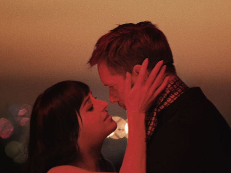 Dakota Johnson dan Alexander Skarsgard Ciuman Panas untuk Parfum Valentino