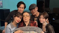 Sebelumnya, Deddy Corbuzier, sempat mengunggah momen bersama ibundanya. Ada Sabrina Chairunnisa, Azka dan Nada di sana. Foto: dok instagram Deddy Corbuzier 