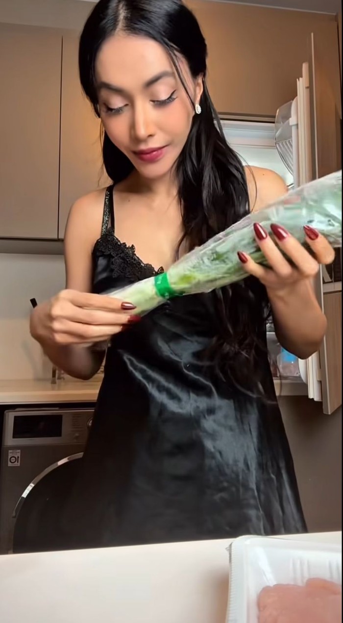Denada Rajin Bikin Video Masak, Malah Disebut Settingan oleh Netizen