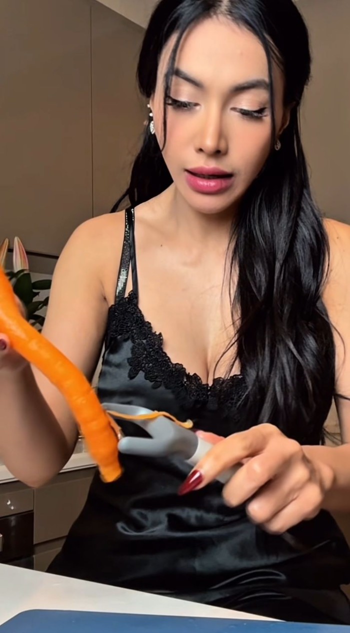 Denada Rajin Bikin Video Masak, Malah Disebut Settingan oleh Netizen