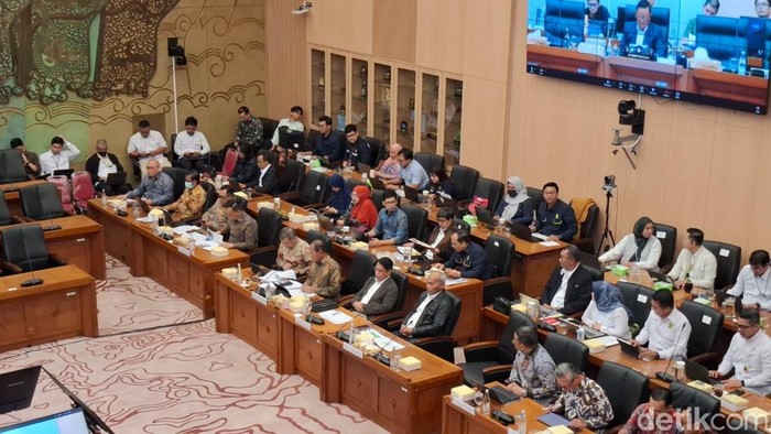Direktur Jenderal Minyak dan Gas (Migas) Kementerian ESDM Laode Sulaeman di DPR