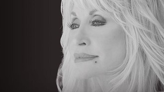 Dolly Parton Meninggal, Trump Perintahkan Kibarkan Bendera Setengah Tiang