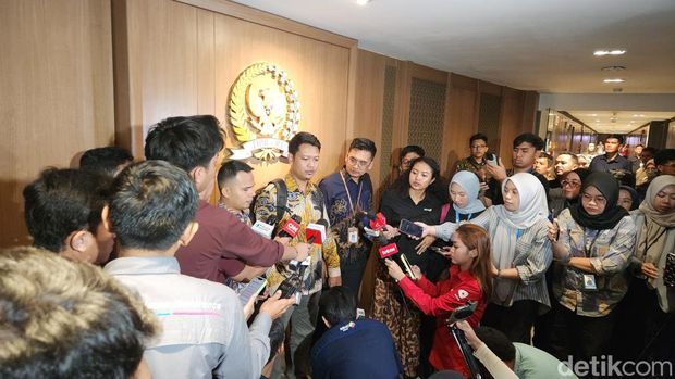 DPR Terima Perwakilan Guru Non-ASN
