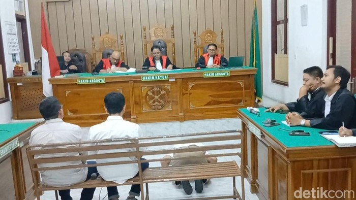 Eks Kadishub Kota Medan, Erwin Saleh bersujud di persidangan ruangan Cakra 9 Pengadilan Negeri Medan, Rabu (26/8/2026). (Juita Sinuhaji/detikSumut)
