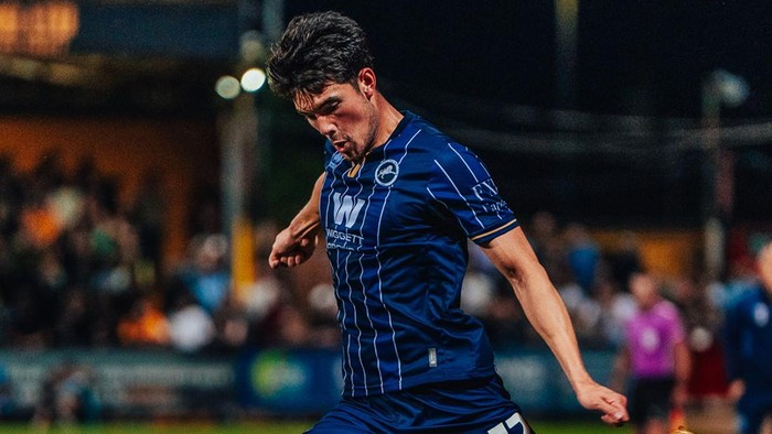 Elkan Baggott tampil solid saat membawa Millwall menang atas Cambridge United di Carabao Cup. Performa apik bek Timnas Indonesia itu diapresiasi sang pelatih.
