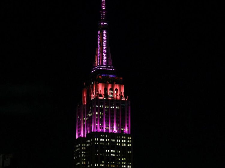 Foto: Empire State Building Berkilau Pink, Penghormatan untuk Dolly Parton