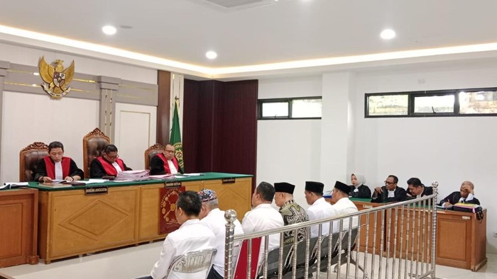 Enam terdakwa kasus tindak pidana korupsi pelebaran bahu jalan DJ Pagar Alam