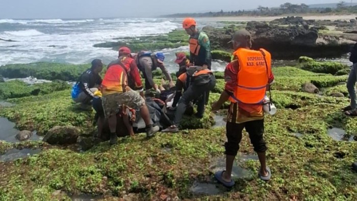 Evakuasi jenazah wisatawan asal Aceh yang terseret ombak di Pantai Karangpapak, Kabupaten Garut