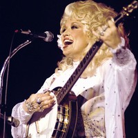 Foto: Gaya Ikonis Dolly Parton, Ratu Country Wafat dalam Usia 80 Tahun